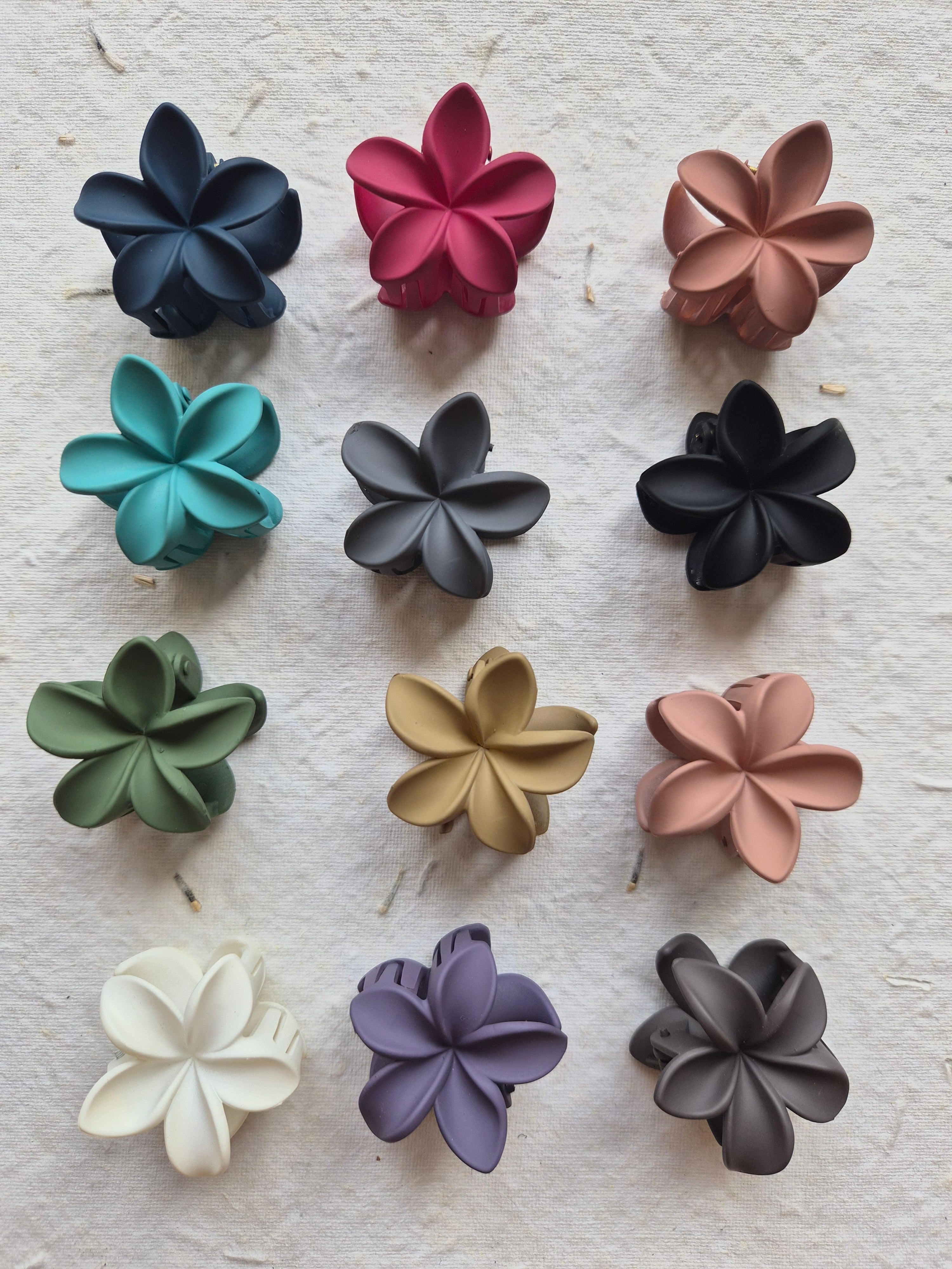 Small matte frangipani hair clip(Set of 2)